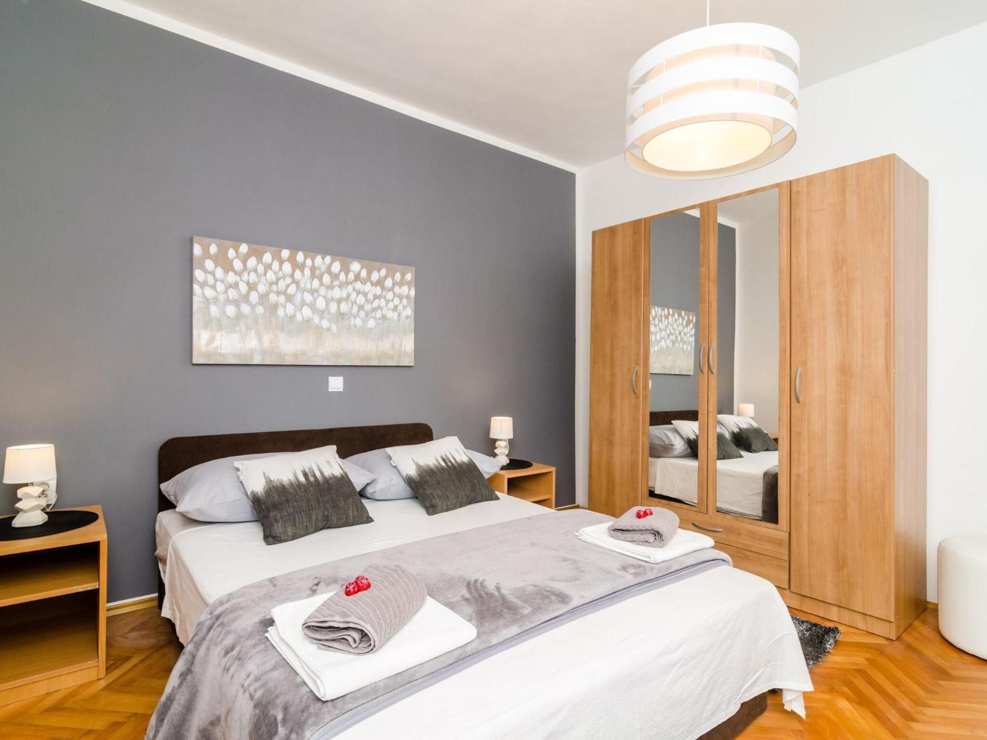 Eulalija- One-bedroom With Terrace And Sea View Apartmán